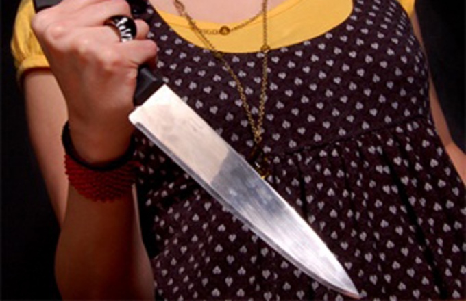 Киевлянка кухонным ножом изрезала сожителя