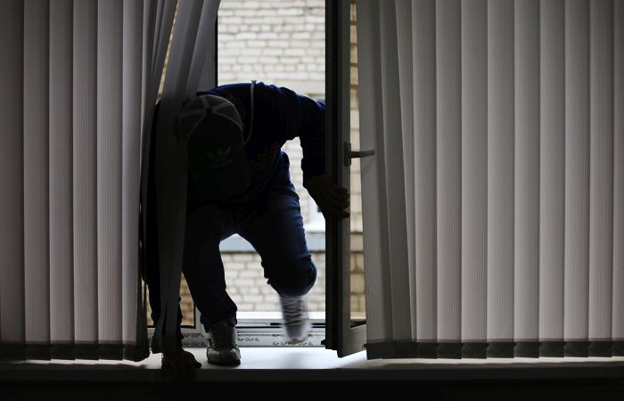 В Киеве мужчина поймал грабителя, вломившегося в дом