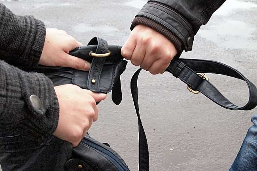 Посреди улицы в Киеве у мужчины отобрали набитую деньгами сумку