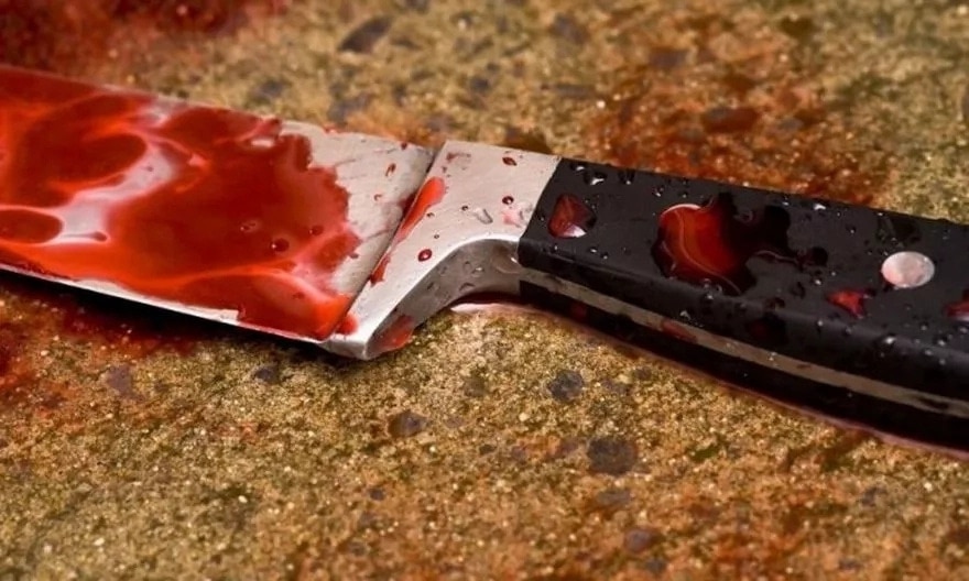В Киеве мужчина истекал кровью на дороге (видео)