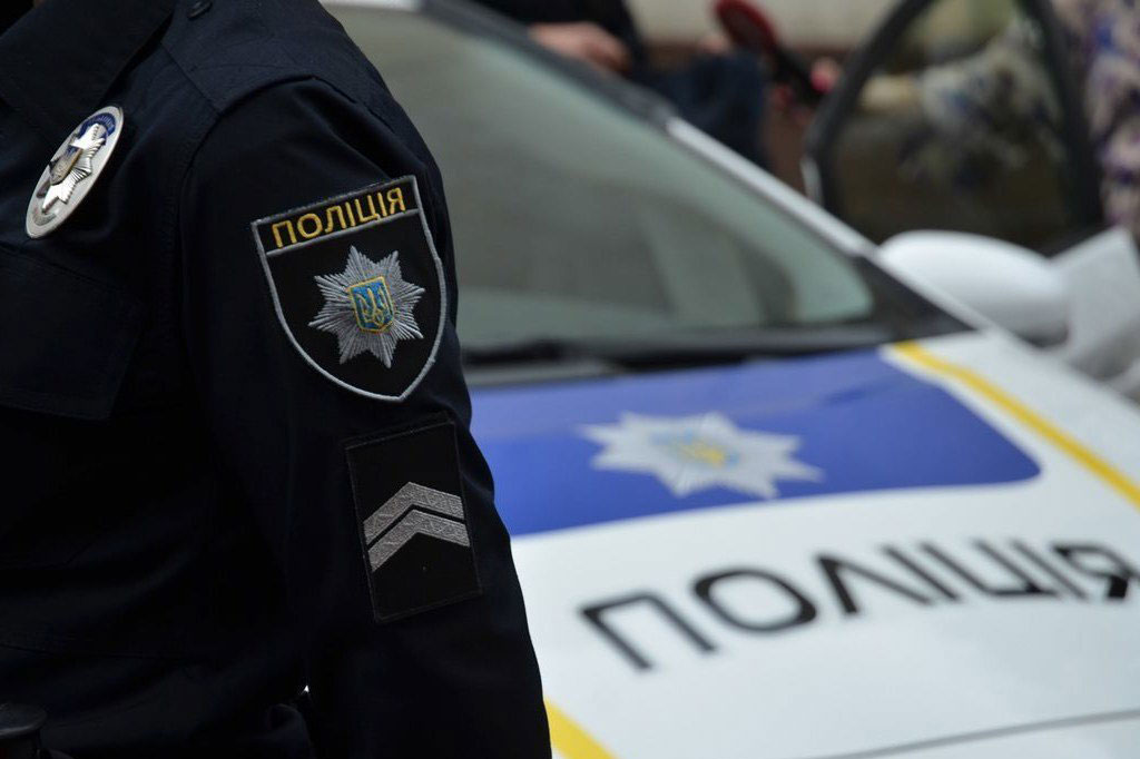В Киеве прохожие поймали на улице грабителя и сдали его в полицию (видео)
