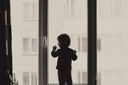 В Киеве из окна третьего этажа выпал маленький ребенок