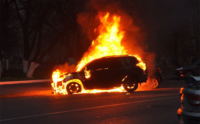 В Днепровском районе Киева сгорел автомобиль (видео)
