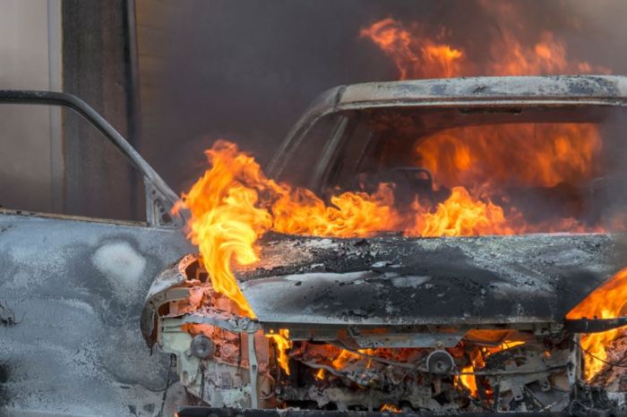На киевской трассе машина сгорела, врезавшись в отбойник (видео)