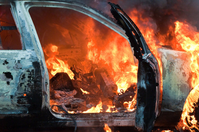 Ночью на Борщаговке сгорел автомобиль (видео)