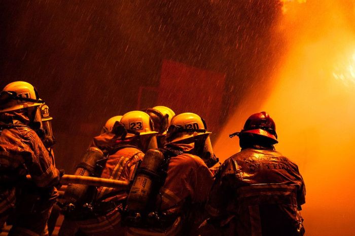 Пожар на Подоле тушили два десятка спасателей