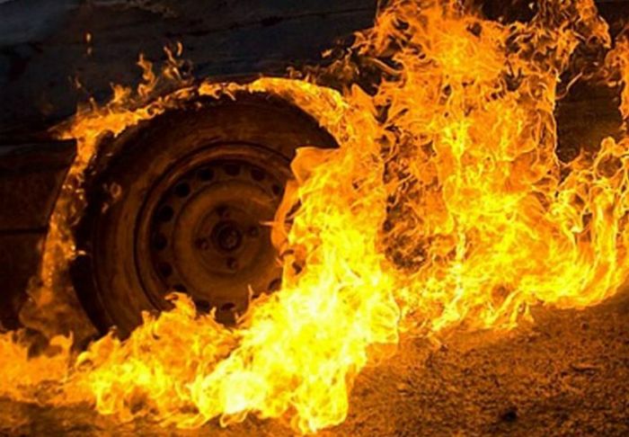 Посреди дороги в Киеве загорелся автомобиль (видео)