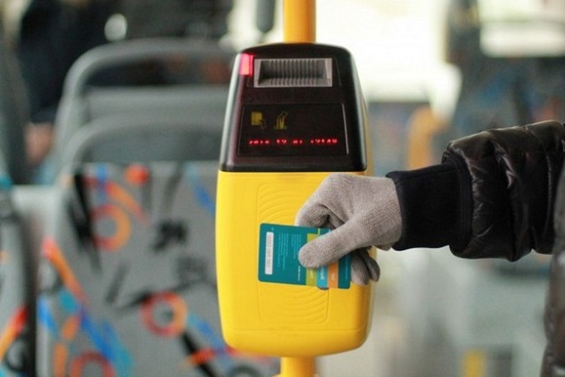 В транспорте Киева запустили оплату банковской картой