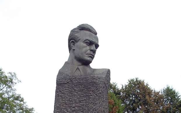 На столичных Нивках снесли памятник Кирпоносу