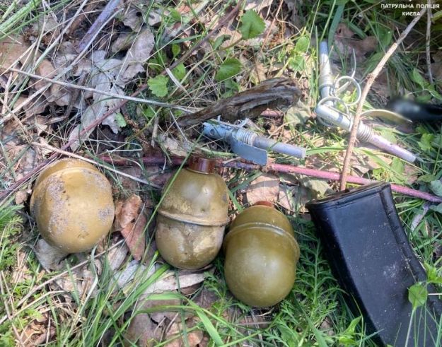 Киевлянин нашел в лесу пакет с гранатами