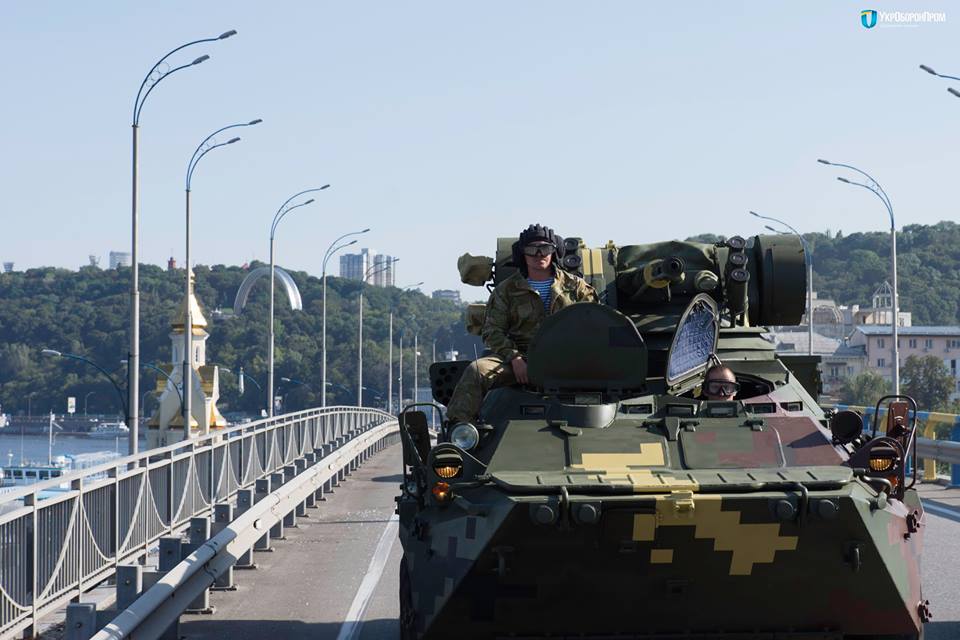 По Киеву проехали танки