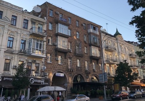 Киевляне просят запретить стеклить балконы в исторических зданиях
