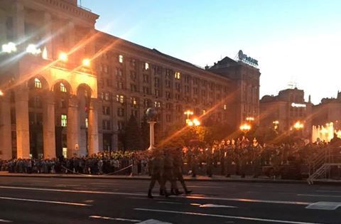 По центру Киева прошли тысячи военных (видео)