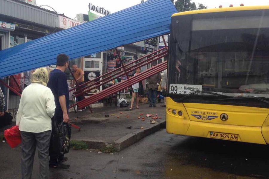 В Киеве автобус разнес остановку (фото)