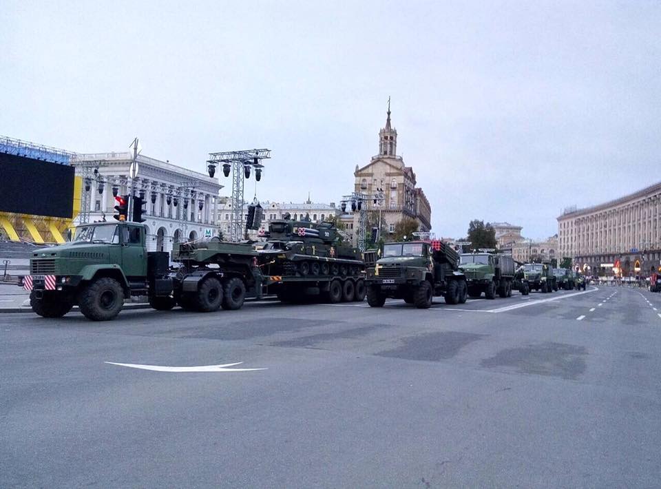 В центр Киева свезли военную технику