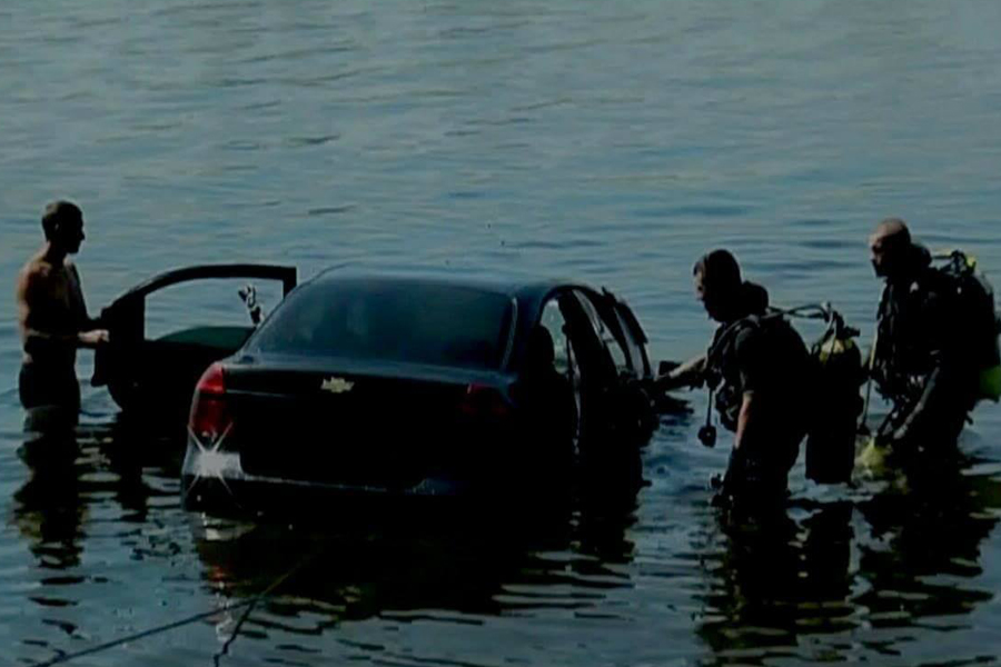 Пока водитель рыбачил, его автомобиль утонул (фото)