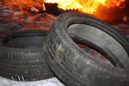 В Киеве под зданием суда подожгли шины (фото, видео)