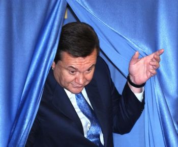 Под Киевом деревянный Янукович присоединился к Ждуну (фото)