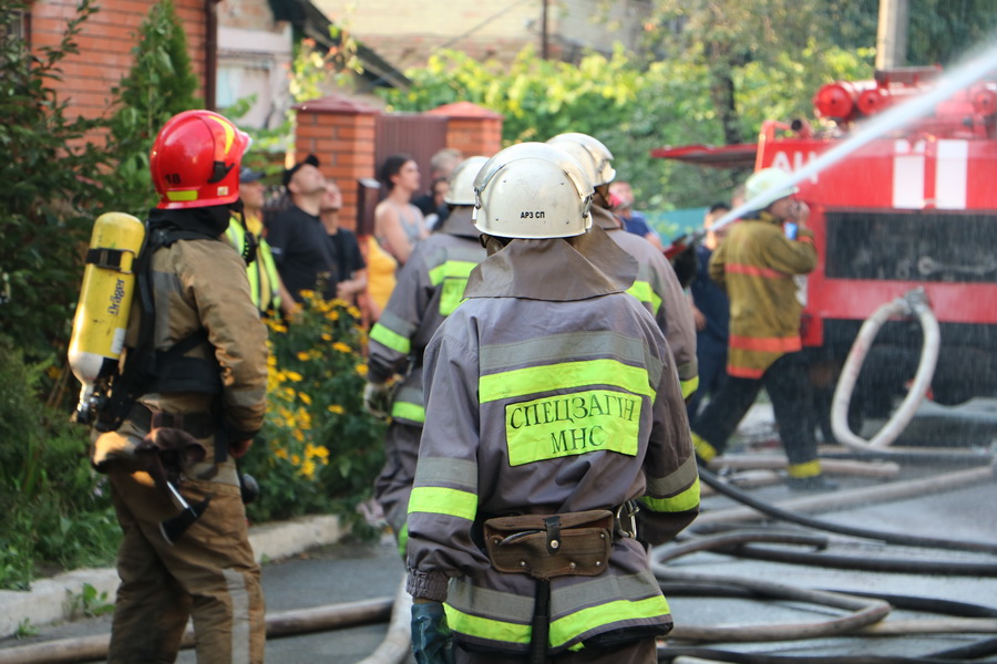 В Святошинском районе тушили пожар три десятка спасателей