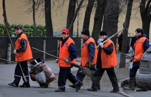 На Оболони дворники сами покупали метлы