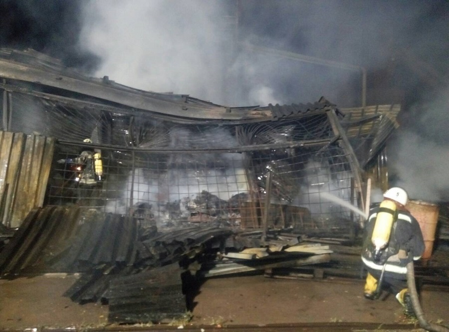 Пожар на дарницком складе тушили полсотни спасателей