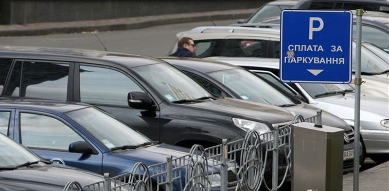 Половина киевских водителей не платят за парковку