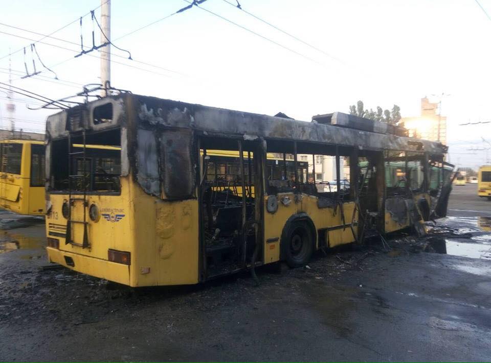 В Киеве сгорел транспорт (видео, фото)