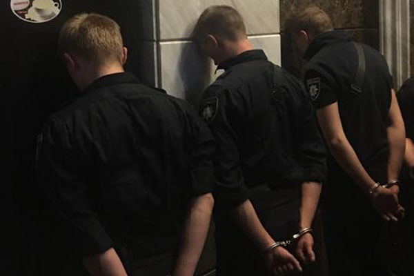 В Киеве показали полицейских в клетках (фото)