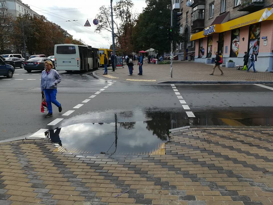 В Киеве появился странный тротуар (фото)