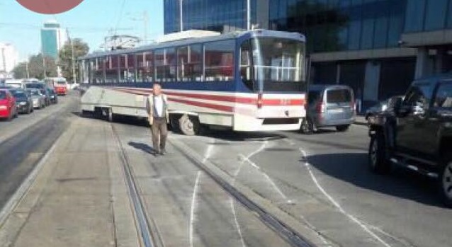 Трамвайный дрифт: вагон вынесло на проезжую часть (фото)