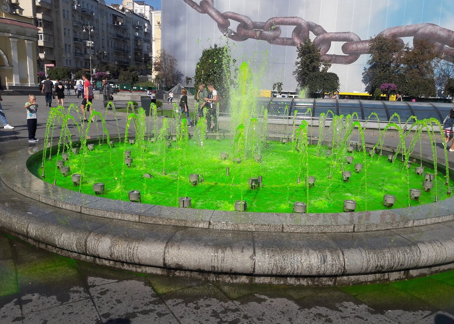 Стало известно, почему в киевском фонтане позеленела вода