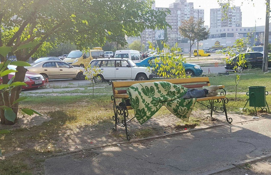 На Троещине мужчина заснул посреди улицы