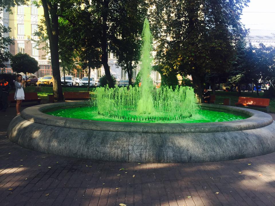В центре Киева "раскрасили" фонтан (фото, видео)