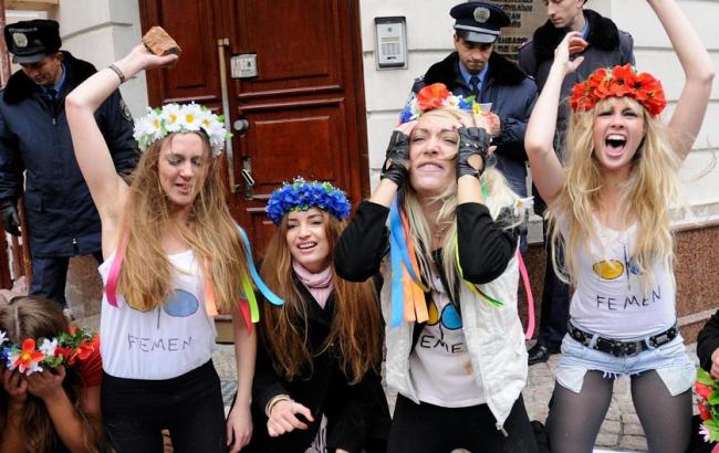 FEMEN призвали смыть Трампа в унитаз