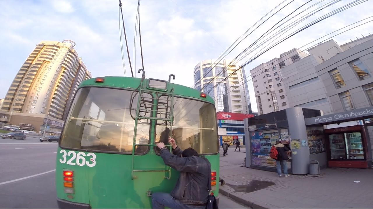 Троллейбусный зацепер показал чудеса ловкости (видео)