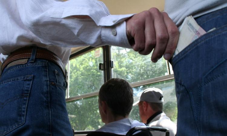 В киевском трамвае засняли карманника (фото)