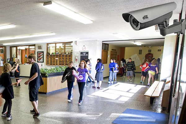 За школьниками хотят устроить слежку