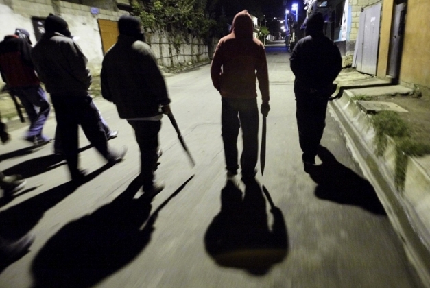 В Киеве подростков раздевают на улицах