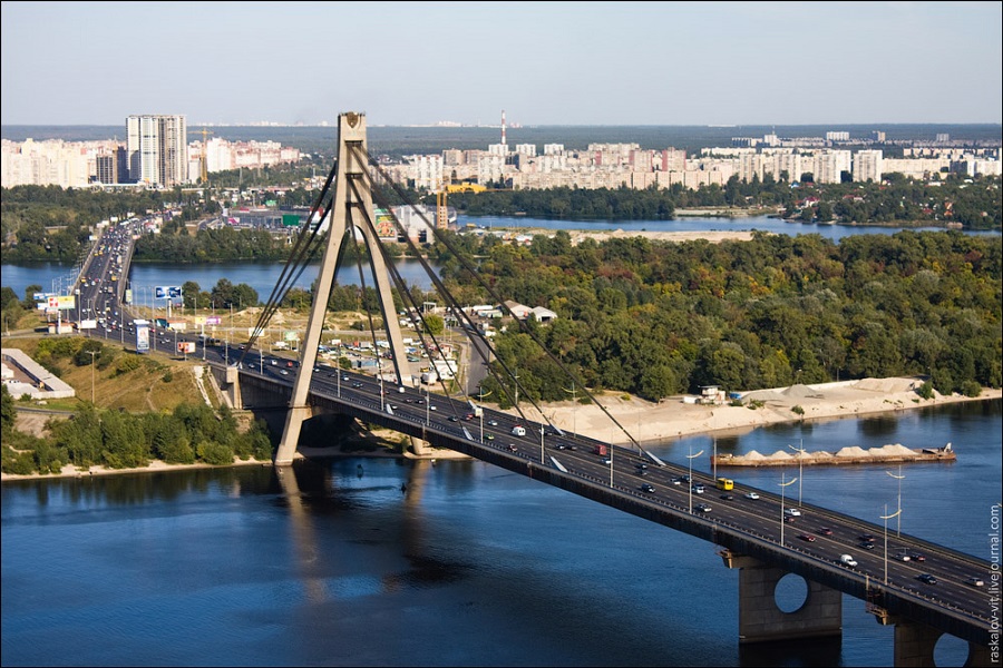 Рабочие экстренно чинят Московский мост