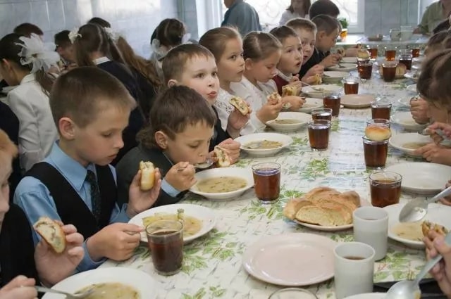 В школах детей кормят сырым мясом (фото)