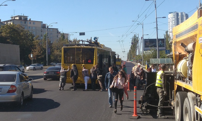 На проспекте Соборности пассажиры толкали троллейбус