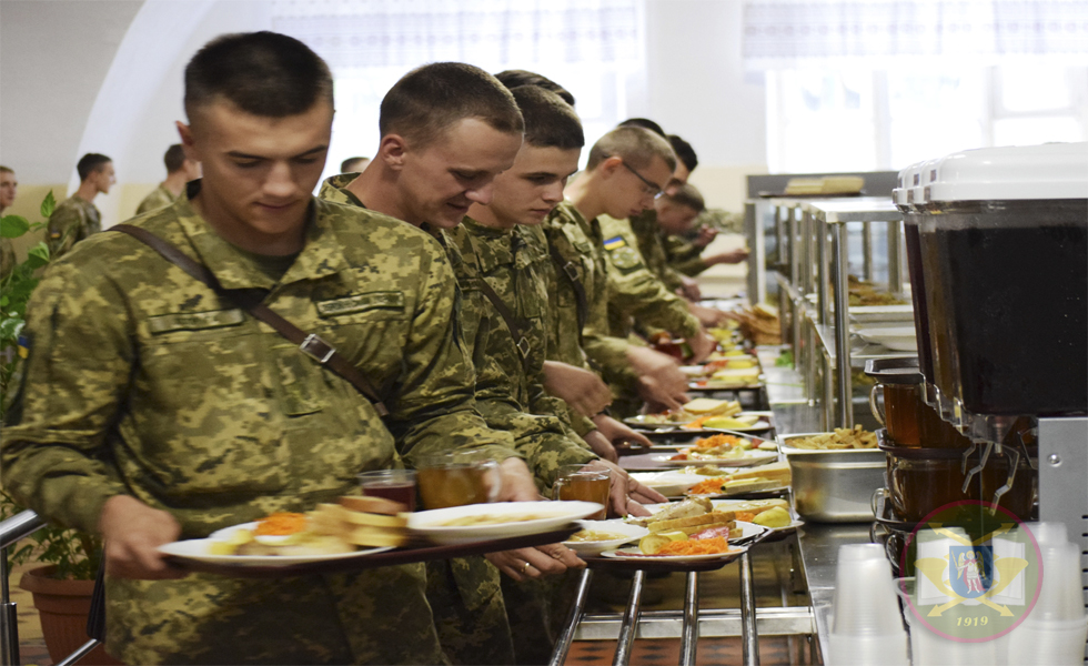 Киевские курсанты питаются как на фуршетах