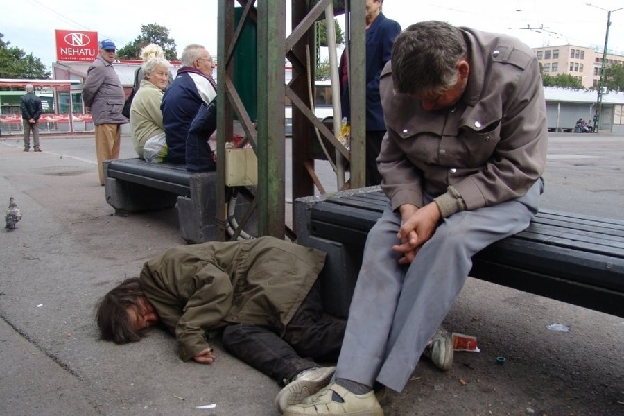 Подвал киевского дома захватили бездомные (фото)