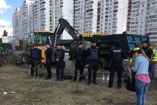 В Киеве полицейских забросали землей (фото, видео)