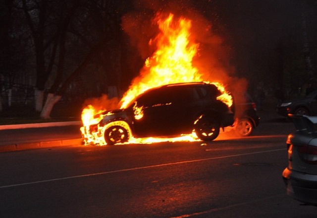 Киевлянин демонстративно сжег два автомобиля (видео)