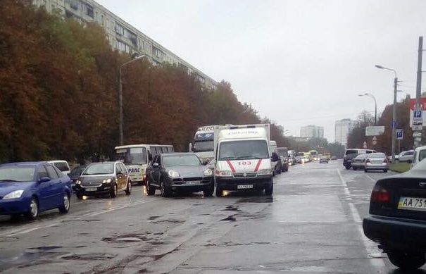 На Борщаговке иномарка протаранила скорую (фото)