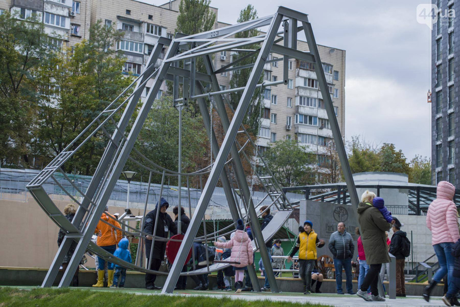 Из колес и винта: в Киеве построили необычную детскую площадку (фото)