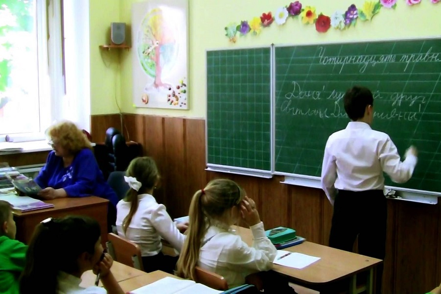 В Киеве требуют отменить школьную форму
