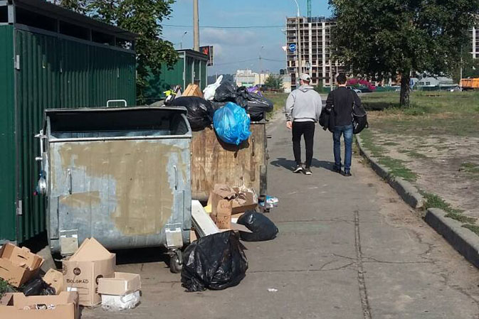 В Киеве появился новый стиль размещения мусорных баков