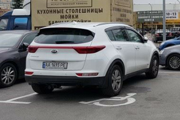 Киевские водители на парковках массово становятся инвалидами (фото)